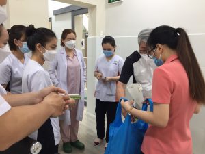 Giáo sư Aoki tặng một số dụng cụ chuyên dụng cho các kỹ thuật viên của An Pháp