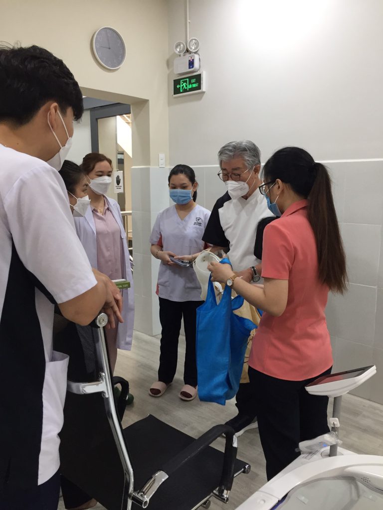 Giáo sư Aoki đến thăm Phòng khám An Pháp