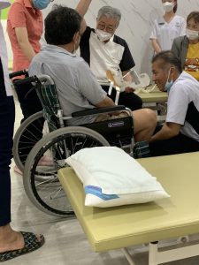 Giáo sư Aoki thăm hỏi và tặng giày nẹp cho bệnh nhân tại Phòng khám